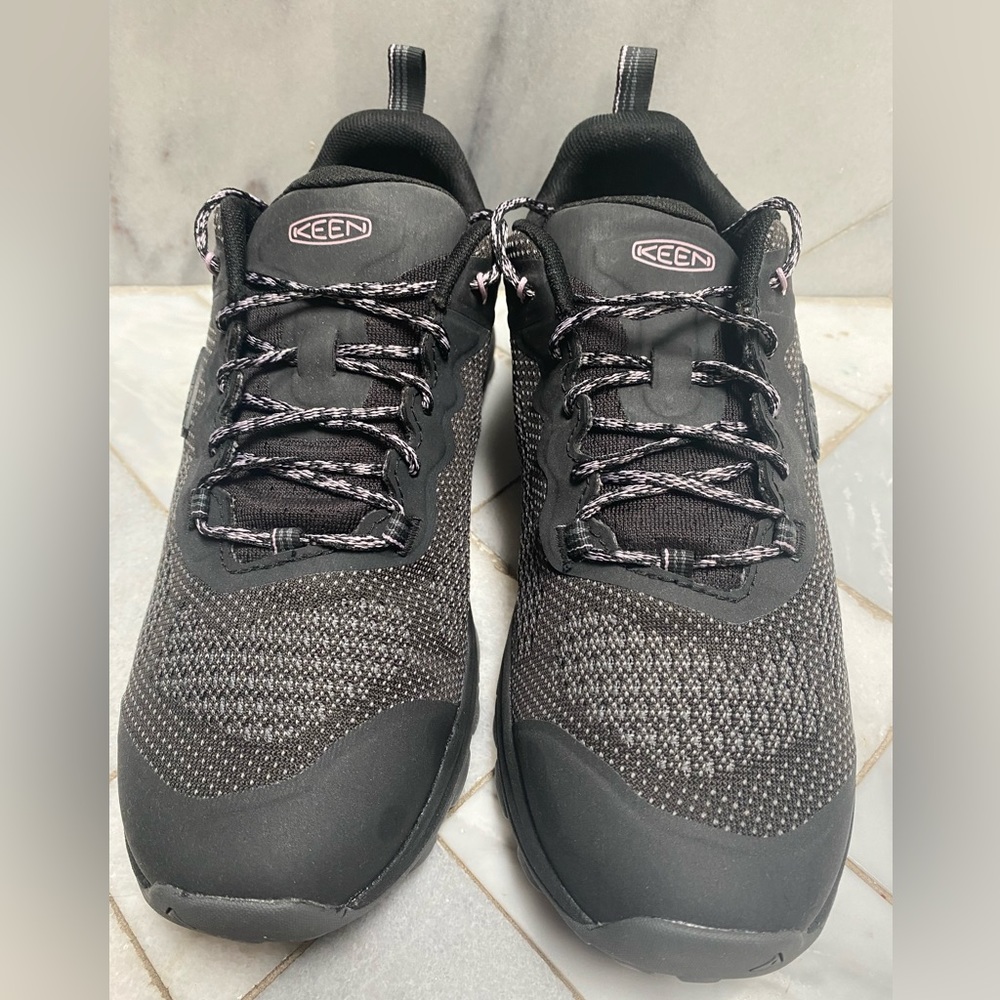 New never been worn Keen hiking shoes